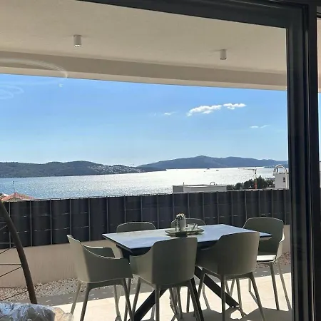 Hedonist Gold-hot Tub, Pool, Wi Fi, Free Parking, Garden Apartment Trogir