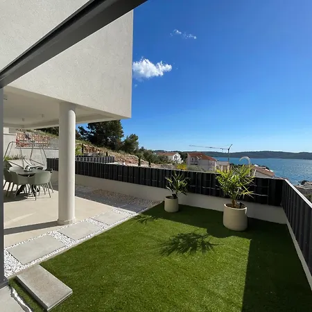 Hedonist Gold-hot Tub, Pool, Wi Fi, Free Parking, Garden Apartment Trogir