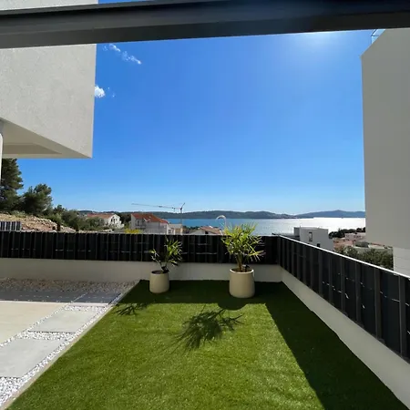 Hedonist Gold-hot Tub, Pool, Wi Fi, Free Parking, Garden Apartment Trogir