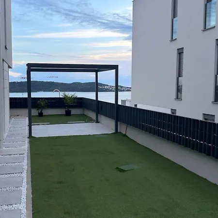 Apartment Hedonist Gold-hot Tub, Pool, Wi Fi, Free Parking, Garden *