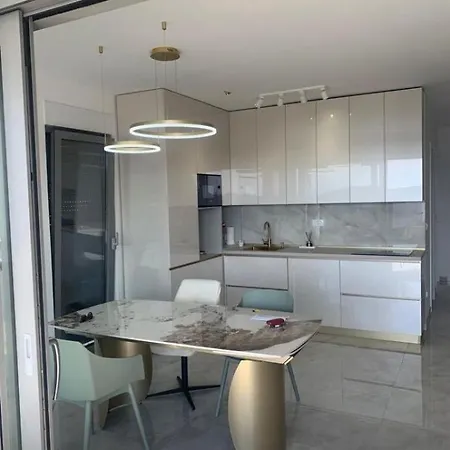 Hedonist Gold-hot Tub, Pool, Wi Fi, Free Parking, Garden Apartment Trogir