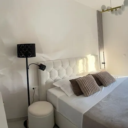 Hedonist Gold-hot Tub, Pool, Wi Fi, Free Parking, Garden Apartment