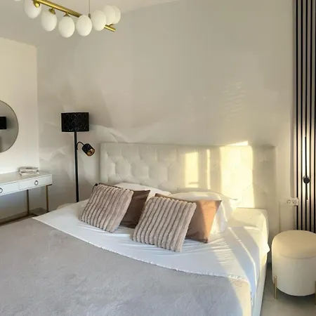 Apartment Hedonist Gold-hot Tub, Pool, Wi Fi, Free Parking, Garden Trogir