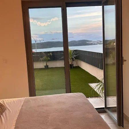 Hedonist Gold-hot Tub, Pool, Wi Fi, Free Parking, Garden Apartment *