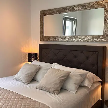 Apartment Hedonist Gold-hot Tub, Pool, Wi Fi, Free Parking, Garden