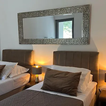 Hedonist Gold-hot Tub, Pool, Wi Fi, Free Parking, Garden Apartment Trogir