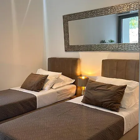 Hedonist Gold-hot Tub, Pool, Wi Fi, Free Parking, Garden Apartment *