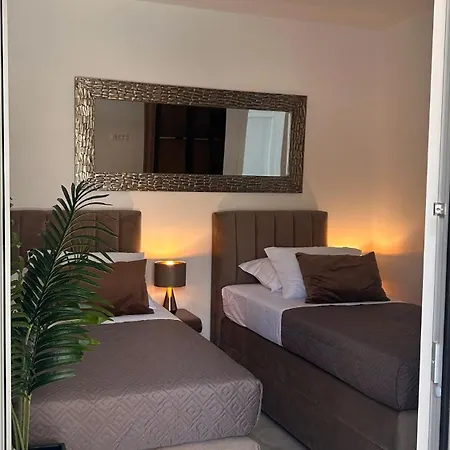 Hedonist Gold-hot Tub, Pool, Wi Fi, Free Parking, Garden