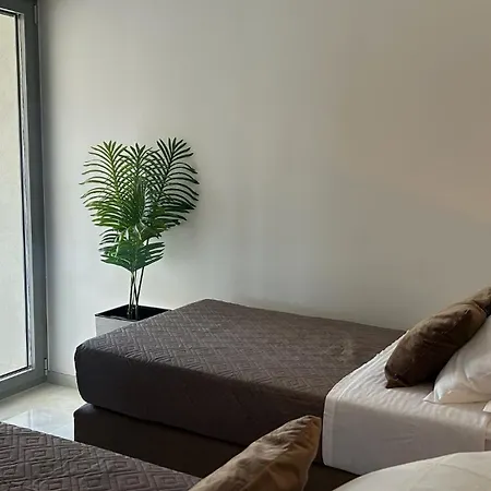 Hedonist Gold-hot Tub, Pool, Wi Fi, Free Parking, Garden Apartment