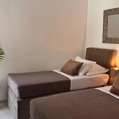 Hedonist Gold-hot Tub, Pool, Wi Fi, Free Parking, Garden