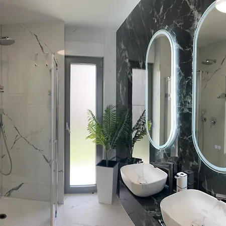 Hedonist Gold-hot Tub, Pool, Wi Fi, Free Parking, Garden *