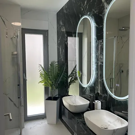 Apartment Hedonist Gold-hot Tub, Pool, Wi Fi, Free Parking, Garden *