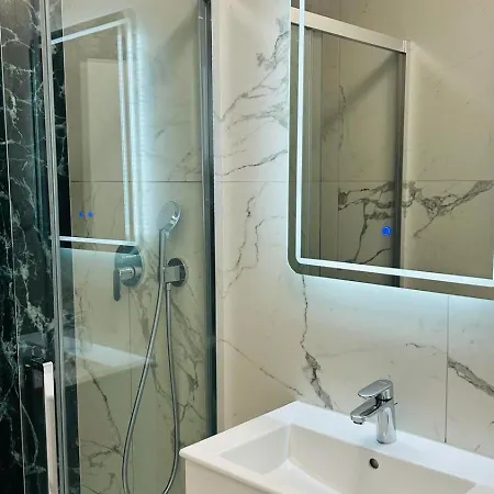 Hedonist Gold-hot Tub, Pool, Wi Fi, Free Parking, Garden Apartment *